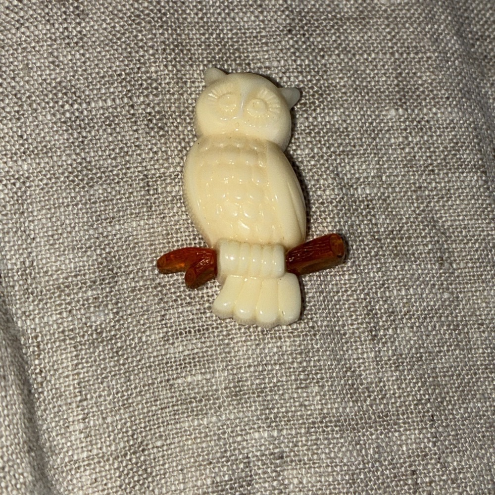 Avon WISE OWL VINTAGE‎ 1940s WHITE PLASTIC PIN BROOCH 1 1/4" - Picture 2 of 5